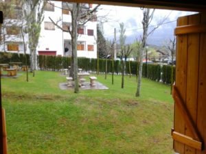 Vista al jardín del apartamento en alquiler en el pirineo aragonés