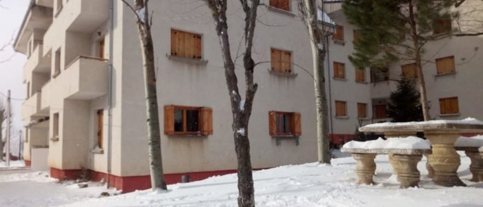 Exterior del apartamento en alquiler en el pirineo aragonés. Con nieve