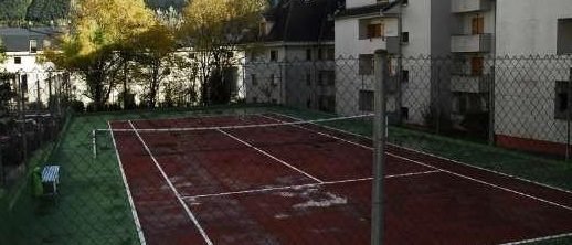 Pista tenis en la residencia del apartamento en alquiler en el pirineo aragonés