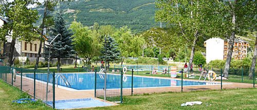 Piscina pública de Villanúa cerca del apartamento en alquiler en el pirineo aragonés